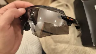 Gafas de sol deportivas grises y verdes