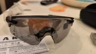 Gafas de sol deportivas grises y verdes