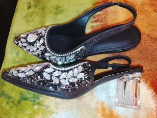 Zapato de pedrería negro y plateado