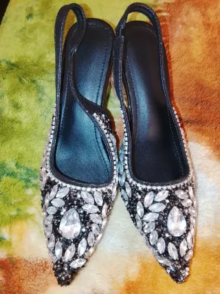 Zapato de pedrería negro y plateado