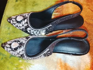 Zapato de pedrería negro y plateado