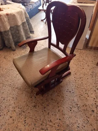 Sillón balancín madera y tela