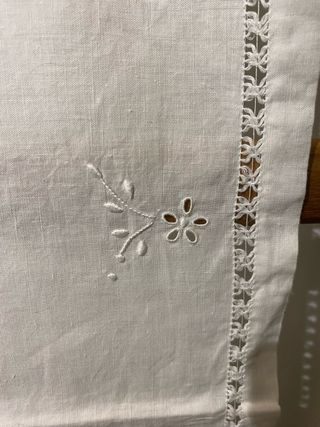 Paninho em linho bordado