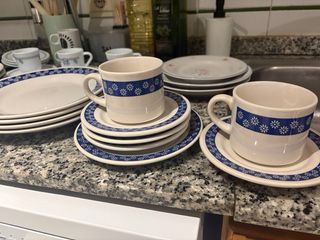 Set di stoviglie e tazze da caffè