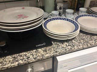 Set di stoviglie e tazze da caffè