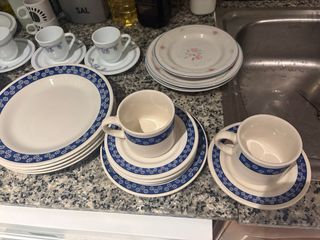 Set di stoviglie e tazze da caffè