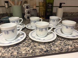 Set di stoviglie e tazze da caffè