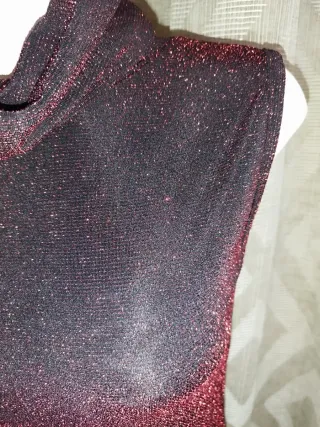 Top fiesta brillante cuello alto sin mangas