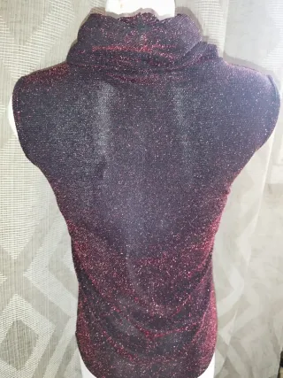 Top fiesta brillante cuello alto sin mangas