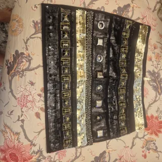 Falda de lentejuelas negra y dorada