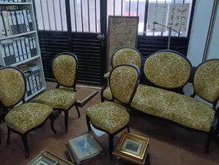 Tresillo antiguo y sillas a juego