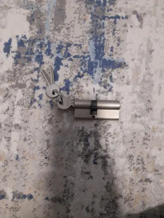 Cilindros y llaves para cerraduras