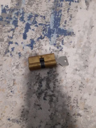 Cilindros y llaves para cerraduras