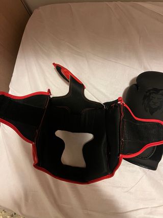 Guantoni da boxe e paradenti rossi