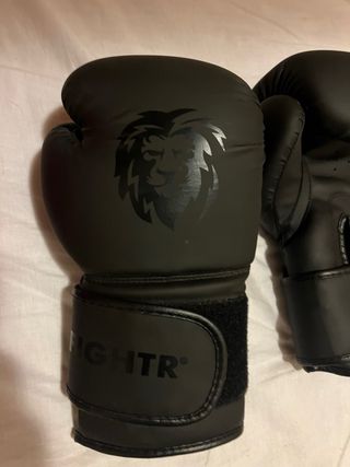 Guantoni da boxe e paradenti rossi