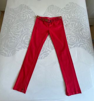 Pantalón vaquero Bershka recto rojo con cinturón