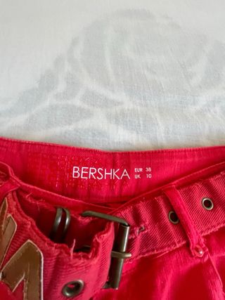 Pantalón vaquero Bershka recto rojo con cinturón