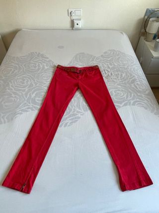 Pantalón vaquero Bershka recto rojo con cinturón