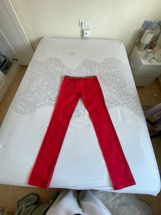 Pantalón vaquero Bershka recto rojo con cinturón