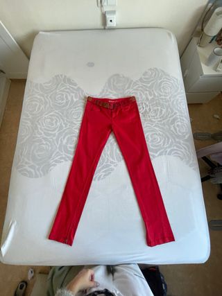 Pantalón vaquero Bershka recto rojo con cinturón