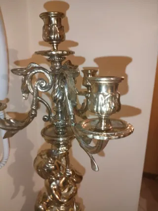 Candelabro in ottone con putti