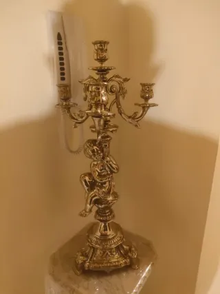 Candelabro in ottone con putti