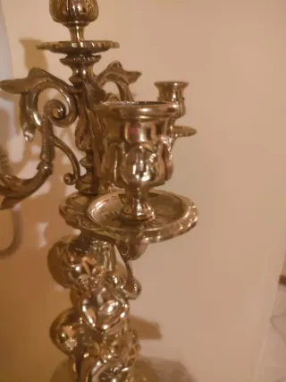 Candelabro in ottone con putti