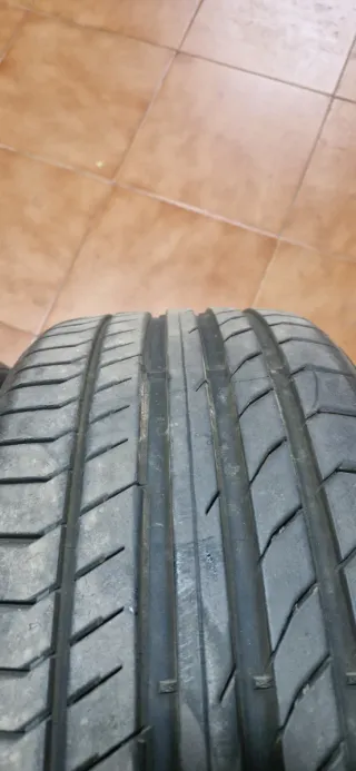 Neumático Continental 225/40 R19 93Y