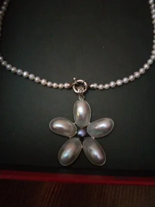 Collar perlas antiguo con colgante flor
