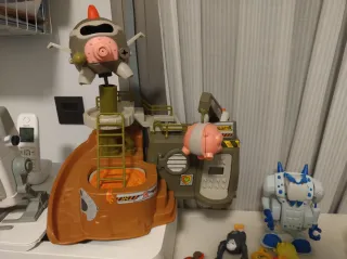 Pack Mutant Buster. Camión, fortaleza y muñecos.