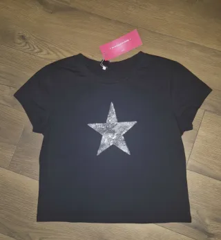 Camiseta negra con estrella plateada