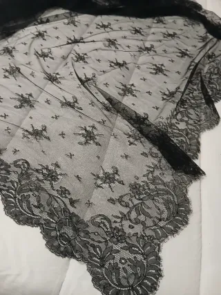 Mantilla de encaje chantilli negro