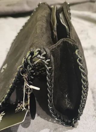 Bolsa tiracolo preta com corrente