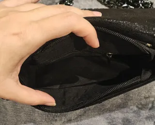 Bolsa tiracolo preta com corrente