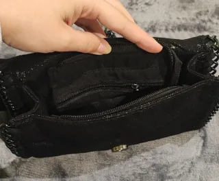 Bolsa tiracolo preta com corrente