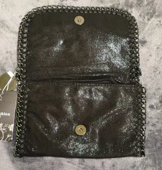 Bolsa tiracolo preta com corrente