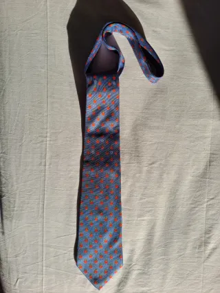 Corbata Loewe  fondo azul.  Colección frutos