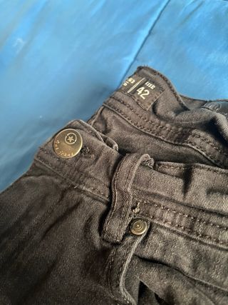 Vaqueros grises y negros