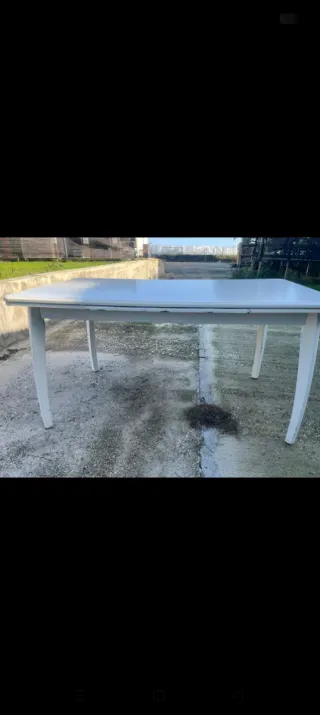 Mesa de salón extensible blanca