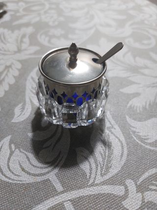 Azucarero azul con base de cristal y cucharilla