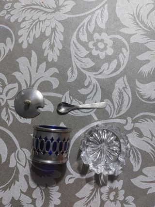 Azucarero azul con base de cristal y cucharilla