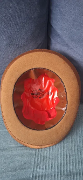 Sombrero marrón con plumas azules