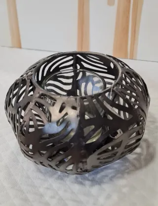 Portacandele in metallo con design traforato