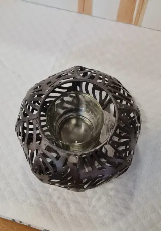 Portacandele in metallo con design traforato