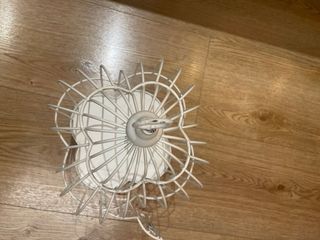 Jaula decorativa metálica blanca con pajarito