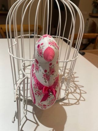 Jaula decorativa metálica blanca con pajarito