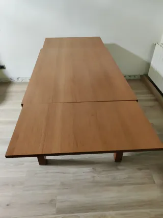 Mesa de comedor de madera
