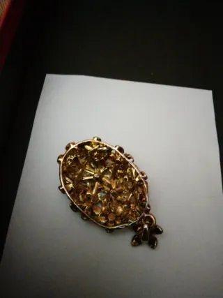 Colgante antiguo dorado con piedras naranjas