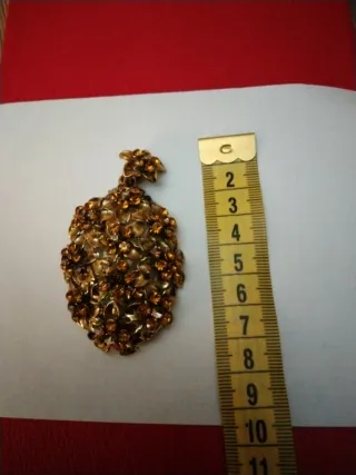 Colgante antiguo dorado con piedras naranjas