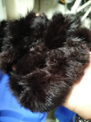 Bufanda de pelo marrón y negro